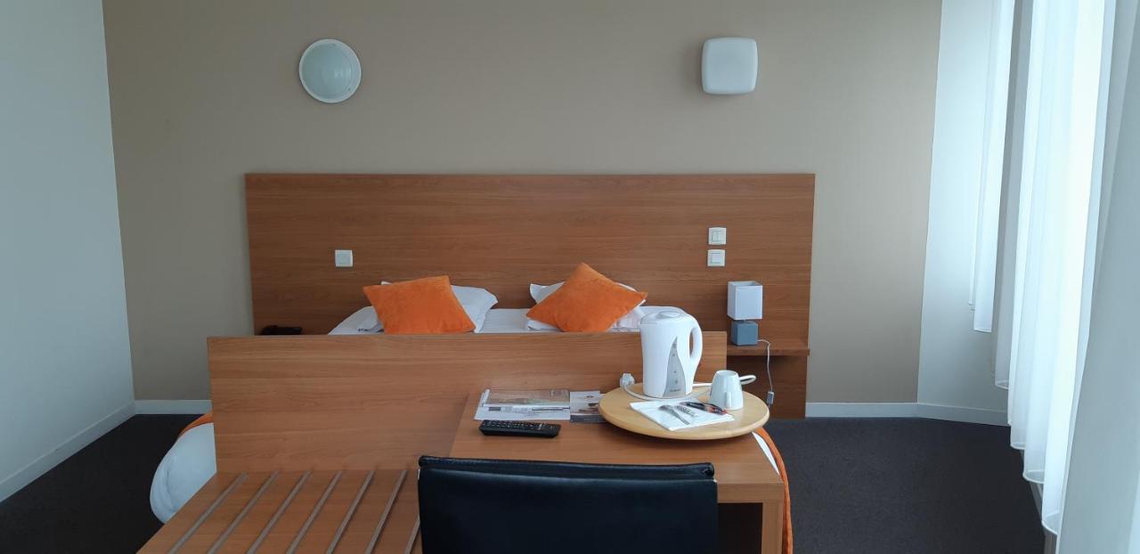 Logis Hotel Le Grand Cerf Ernee Экстерьер фото